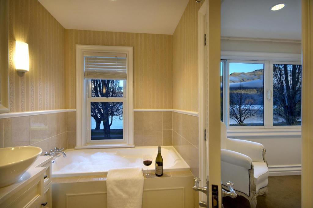 Esplanade Queenstown By Staysouth Екстериор снимка